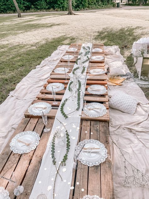 Rustic Wedding Picnic Table Decor, Garden Picnic Bridal Shower Ideas, Bridal Shower Pallet Ideas, Rustic Bday Party Decor, Pallet Bridal Shower Decor, Graduation Picnic Party Ideas, Pallet Table Outdoor Party, Farmhouse Bridal Shower Ideas, Pallet Picnic Party