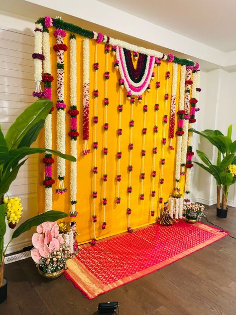 Mandir Backdrop, Ganpati Backdrop, Haldi Backdrop, Decoration Haldi, Mandir Decor, Velvet Backdrop, Haldi Decoration Ideas, Wedding Stage, Event Planning