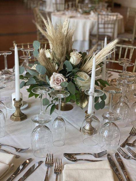 Rustic Pampas Centerpiece, Floral Centerpieces With Pampas, November Wedding Table Centerpieces, Pampas Flower Centerpiece, Boho Table Setting Wedding Round, Arrhae Holder Wedding, Wedding Centerpieces Pompous, Wedding Centerpiece With Pampas, Wedding Centerpiece For Round Table