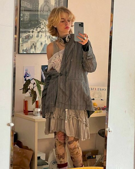 Hadley Nelson, Grunge Haircut, Fairy Grunge Outfit, Androgynous Hair, Hair Inspiration Short, Grunge Outfit, Short Hair Haircuts, Cut My Hair, Gender Envy