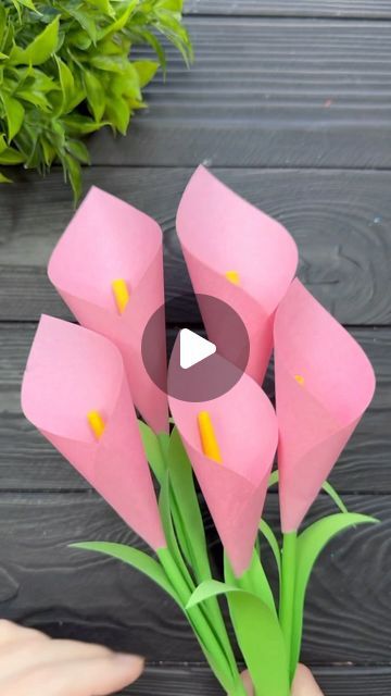 Paper Calla Lily, Diy Fleur, Easter Lily, Easy Paper Crafts Diy, Hanging Flower Wall, Paper Flower Wall, Make Paper, Paper Flower Tutorial, Paper Flowers Diy