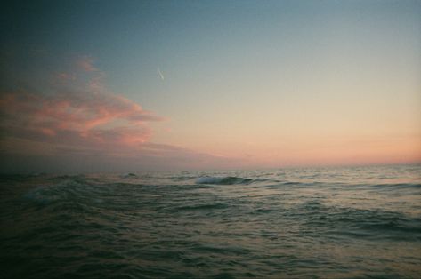 Aesthetic Disposable Camera Photos, Disposable Camera Beach, Beach Aesthetic Vintage, Disposable Camera Pictures, At The Beach Aesthetic, Pictures At The Beach, The Beach Aesthetic, Camera Pictures, Film Pictures