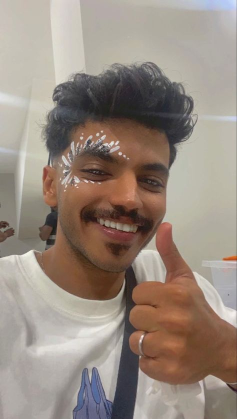 Mens Festival Makeup, Men Glitter Makeup, Festival Face Paint Ideas, Male Face Painting, Mens Face Paint, Face Paint For Men, Boho Festival Makeup, Festival Eye Makeup, Music Festival Makeup