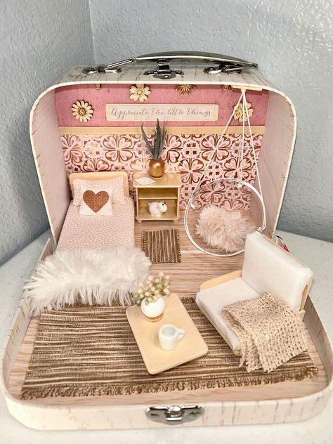 Dollhouse Suitcase, Diy Doll Suitcase, Suitcase Dollhouse, Travel Dollhouse, Doll Suitcase, Diy Suitcase, Maileg Mouse, Mini Doll House, Doll House Crafts