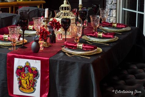 These Harry Potter table decor ideas are awesome! Find Harry Potter table settings for Gryffindor, Slytherin, Hufflepuff and Ravenclaw houses and turn your party into the Hogwarts Great Hall. #entertainingdiva #harrypotter #harrypotterparty #harrypottertable #tablesettings #tablescapes Harry Potter Table Decor, Hogwarts Banner, Harry Potter Motto Party, Halloween Scene Setters, Harry Potter Table, Harry Potter Party Ideas, Harry Potter Weihnachten, Harry Potter Party Decorations, Harry Potter Halloween Party