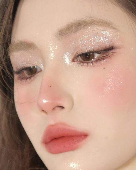 korean makeup • douyin makeup • makeup style • makeup ideas Angel Eyes Makeup Look, Angle Costume Makeup Ideas, Angelcore Aesthetic Makeup, Angelic Aesthetic Makeup, How To Look Like An Angel, Angel Makeup For Halloween, Makup Angel Makeup, Angel Makeup Ideas Halloween, Angel Eyes Makeup