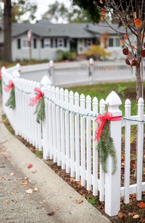 Christmas Fence, Christmas Decorations Yard, Christmas Tree Fence, Christmas Exterior, Outdoor Christmas Decorations Yard, Christmas Outdoor Decorations, Christmas Outdoors, Christmas Outdoor Decor, Christmas Outside