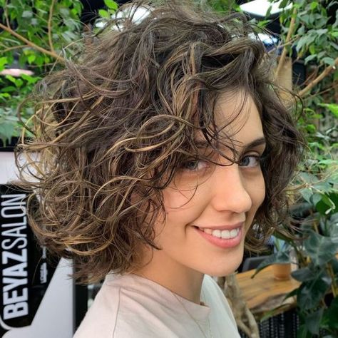 Bob with Large Tousled Waves Wavy Bob Layered, Short Wavy Hairstyles For Women Layered, Wavy Bobs With Bangs, Naturally Wavy Bob, Wavy Layered Haircuts, Short Wavy Hairstyles For Women, Wavy Haircut, Short Wavy Haircuts, Short Wavy Bob