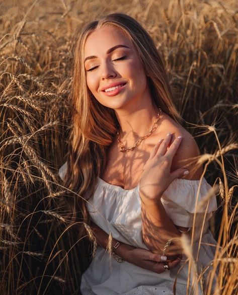 Female Modeling Poses, Senior Photoshoot Poses, Golden Hour Photography, Creative Poses, Senior Photo Poses, Nature Photoshoot, Selling Photos Online, Wheat Field, Outdoor Photoshoot