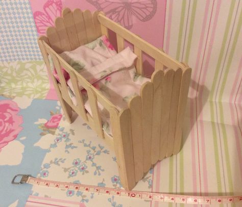 Popsicle Sticks Doll Furniture, Things To Do With Popsicle Sticks, Mini Furniture Diy Popsicle Sticks, Miniture Popsicle Furniture, Lolly Stick Dolls House Furniture, Wooden Doll Bed Diy, Dollhouse Beds, Diy Doll Bunk Bed, Egg Baby