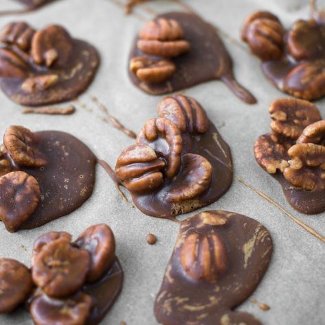 Vegan Pralines, Praline Recipe, Vegan Pecan, Pecan Pralines, Inflammatory Diet, Salty Cake, Food Content, Vegan Cookbook, Vegan Sweets