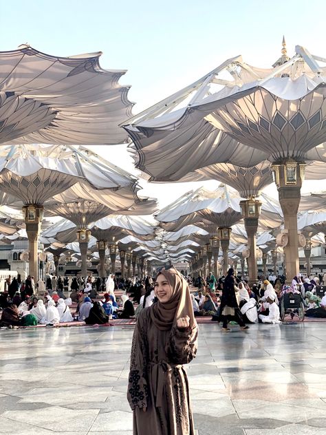 Makkah Outfit, Umrah Outfit For Women, Madina Painting, Foto Masjid, Umroh Outfit, Mecca Mosque, Hijab Photo, Foto Aesthetic, Muslim Outfits Casual