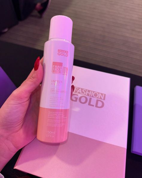 Alguém gosta de lançamento??? 😱 Te apresento o shampoo a seco da Fashion Gold, DRY SHAMPOO 💖😍 Com fórmula diferenciada dos shampoos a secos em comum! 😱 Benefícios: 👇🏻 • Limpeza imediata e sem enxágue. • Absorve a oleosidade e elimina as impurezas, sem ressecar os fios. • Hidrata, revitaliza e fortalece os fios desde a raiz. • Mentol refrescante e perfume maravilhoso. • Prático, cabe na bolsa e pode ser levado para qualquer lugar. • Proporciona maciez, volume e brilho. Gostaram do lançamen... Shampoos, Dry Shampoo, Gold Fashion, Gold