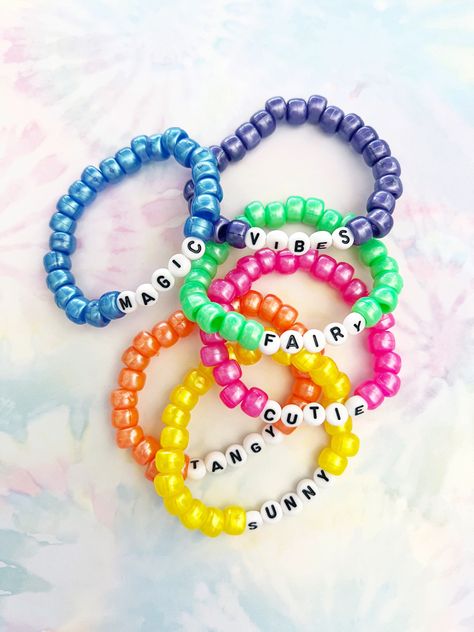 Custom words with a variety of metallic pony bead colors! Pony Bead Bracelet Ideas, Pony Bead Bracelets Ideas, Kandi Beads, Pony Bead Bracelets, Pony Bead Crafts, Making Bracelets With Beads, Kandi Ideas, Nail Bracelet, Bracelet Inspo