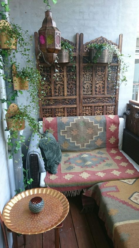 Moroccan Balcony Decor, Small Moroccan Patio Ideas, Moroccan Balcony Ideas, Moroccan Outdoor Patio, Moroccan Backyard, Moroccan Patio Ideas, Moroccan Balcony, Bohemian Balcony, Moroccan Dish