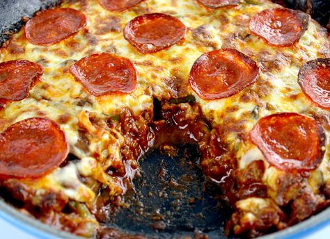 Crustless Pizza Enjoy all your favorite pizza flavors and toppings in this Crustless Pizza recipe that is so quick and easy to make, it's perfect for busy weeknights! #crustlesspizza #pizzabowlrecipe #ketocrustlesspizza #lowcarbpizzabowl #ketopizzabowl Almased Diet, Pizza Type Recipes, Keto Crust, Low Carb Spaghetti, Crustless Pizza, Carnivore Recipes, Pizza Dinner, Meat Eater, Skillet Cooking