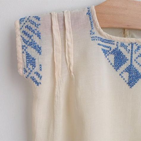 Blue Embroidered Top, 자수 디자인, Simple Embroidery, Clothing Details, Mode Vintage, Mode Inspiration, Embroidered Top, Sewing Inspiration, White Top