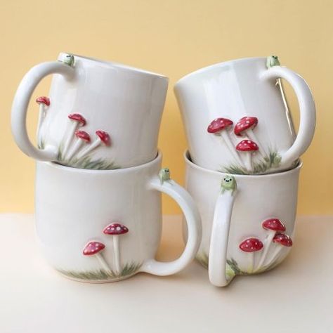 Animal Pottery Mugs, Ceramic Mug Mushroom, Mushroom Mug Ceramics, Clay Cup Ideas, Mushroom Teapot, Mushroom Mugs, Frog And Mushroom, Pottery Pots, Sculptures Céramiques