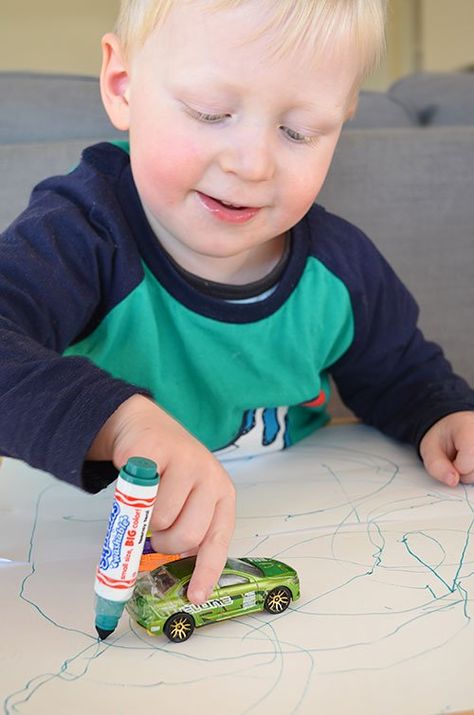 Like this idea!!! Toddler Fun, Fine Motor Activities, Toy Cars, Preschool Toys, Preschool Art, Toddler Crafts, Art Activities, Preschool Crafts, Early Childhood