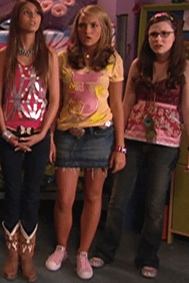 Y2k Disney Channel Outfits, Zoey 101 Outfits, Malak Core, 2000s Icons, Channel Outfits, Lynn Spears, 90s 2000s Fashion, Zoey 101, Popular Girls