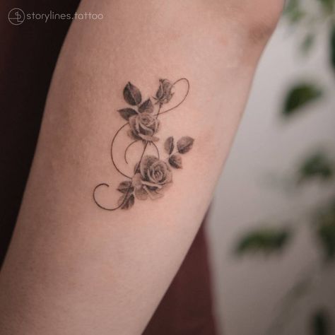 Trable clef roses - storylines tattoo - singleneedle Treble Clef With Rose Tattoo, Music Note Rose Tattoo, Music Note And Rose Tattoo, Musical Rose Tattoo, Floral Music Note Tattoo, Music Tattoo Ankle, Treble Clef Tattoo With Flower, Delicate Music Tattoo, Fine Line Treble Clef Tattoo