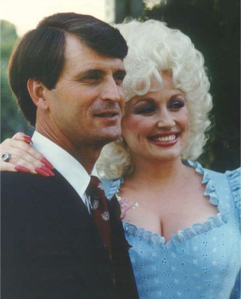 How Dolly Parton and Carl Dean's 53 Year Marriage Came to Be - Oprah Dolly Parton Wedding, Dolly Parton Husband, Dolly Pardon, Carl Thomas, Dolly Parton Pictures, Longest Marriage, Relationship Timeline, Sweet Hearts, Famous Musicians