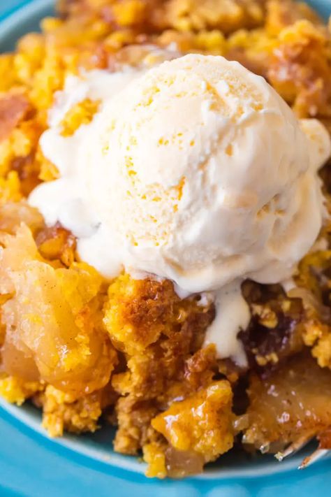 Apple Dump Cake - this delicious apple cobbler dump cake is SO easy to make, and tastes amazing! Apple Crisp Dump Cake, Apple Cobbler Dump Cake, Apple Cobbler Crisp, Cobbler Dump Cake, Apple Dump Cake, Gingerbread Cake Recipe, Family Desserts, Apple Dump Cakes, Apple Cobbler