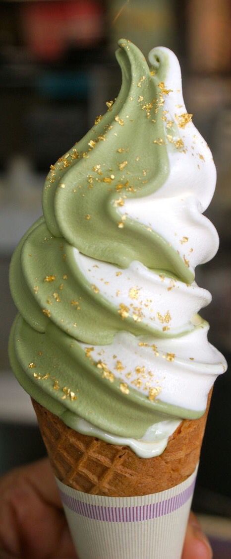 Gold leaf ice cream ✿⊱╮ Gold Food, Matcha Drink, Love Ice Cream, Soft Serve Ice Cream, Ice Cream Popsicles, Ice Ice Baby, An Ice Cream, Ice Cream Sundae, Ice Cream Shop