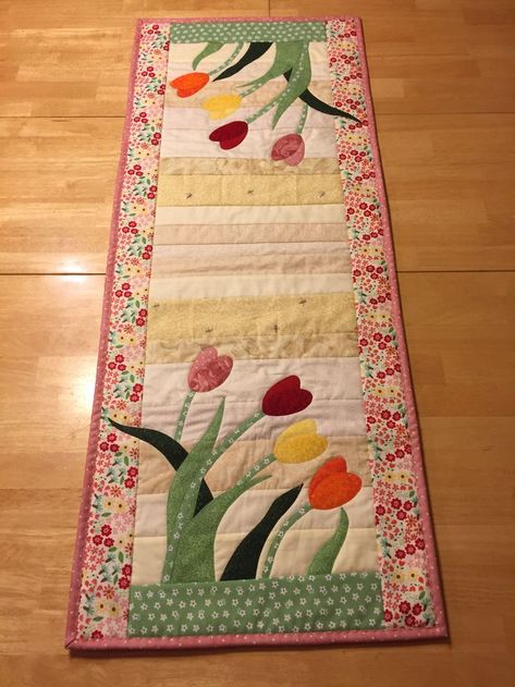 Tiptoe Through The Tulips, Tulips Pattern, Applique Table Runner, Patchwork Quilting Designs, Table Topper Patterns, Spring Table Runner, Fall Sewing, Quilted Table Runners Patterns, Spring Quilts