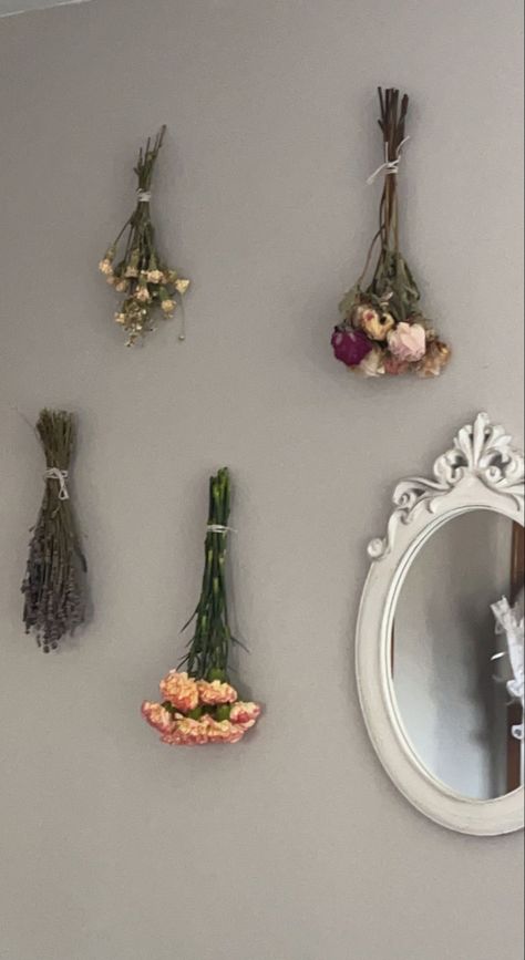 Dainty Room Decor, Flower Bedroom Aesthetic Vintage, Flowery Aesthetics Room, Soft Vintage Aesthetic Room, Dried Flower Wall, Dried Roses Room Decor, Teenage Girl Bedrooms Aesthetic, Dried Flower Bouquet Wall, Flower Bedroom Aesthetic