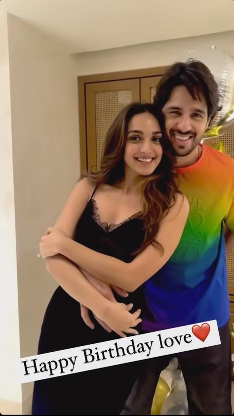 Kiara Advani Casual Outfits, Sidharth Kiara, Kiara Advani Sidharth Malhotra, Sid Malhotra, Alternative Fashion Grunge, Kirti Kharbanda, Siddharth Malhotra, Celebrity Smiles, Gigi Hadid Outfits