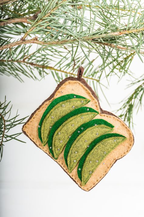 How to make an adorable avocado toast ornament! Gift it, or make one for yourself. #["Curbly-Original", "Christmas", "ornaments", "avocado", "toast", "felt", "millenial", "How-To", "DIY", "featured"] Rhubarb Liqueur, Felt Avocado, Diy Himmeli, Avocado Christmas, Pomegranate Cocktail, Collar Tutorial, Earring Rack, Copper Plant, Gem Decor