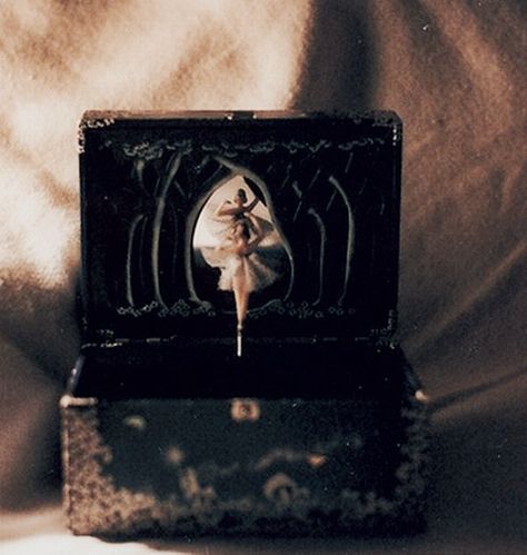 Music Crafts Preschool, Ballerina Box, Gothic Music, Music Box Ballerina, Trendy Music, Vintage Decorations, Strange Music, Dancing Dolls, Music Studio Room