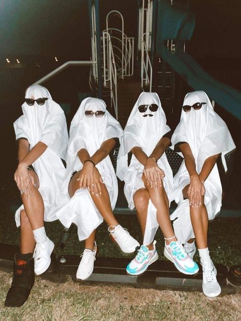 Ghost Costume Aesthetic Friends, Ghost Pictures Halloween, Ghost Group Costume, Pumpkin Ghost Photoshoot, White Sheet Ghost Costume, Cute Halloween Pictures Friends, Ghost Photoshoot Aesthetic Friends, Halloween Ghost Photoshoot Ideas, Pumpkin Trend Photoshoot