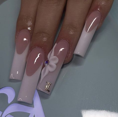 Acrylic Nails With Rhinestones And Initials, 3d Flower Nails With Initial, 3s Flower Nails, Acrylic Nails With E Initial, Acrylic Nails With The Letter J On Them, Cute Nail Ideas With Initials, Nails W J Initial, Nail Idea With Initials, I Initial Nails