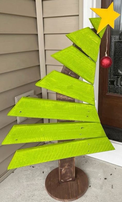 Wonky Christmas Tree, Decoracion Navidad Diy, Wood Christmas Trees, Grinch Tree, Christmas Diy Wood, Grinch Christmas Tree, Pallet Christmas Tree, Used Pallets, Pallet Christmas