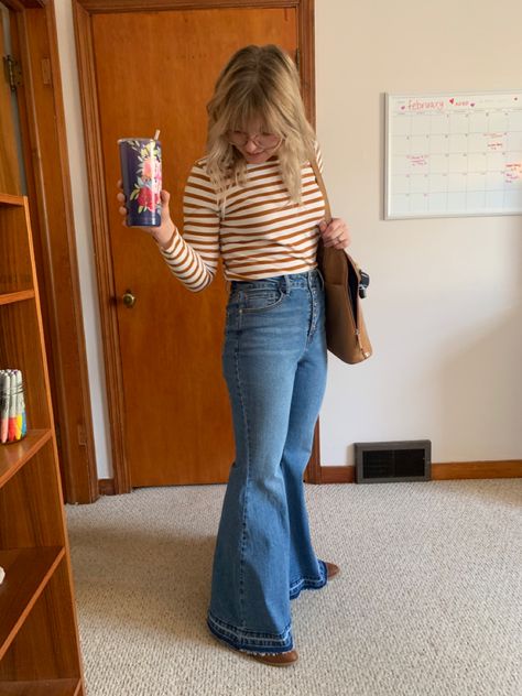 Curvy Flare Jeans, Blue Flare Jeans Outfit, High Waisted Flare Jeans Outfit, Flare Jeans Outfit Spring, Sweatshirt Outfit Winter, Bell Bottom Jeans Outfit, Blue Flare Jeans, Jeans Outfit Spring, Flare Jeans Outfit