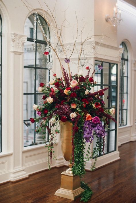 1920s-style flower arrangement.  Stand out pieces for the ceremony? 1920 Floral Arrangements, Wedding Colors Summer, Gatsby Birthday, September Wedding Flowers, Urn Arrangements, Navy Wedding Flowers, Wedding Flowers Roses, Edwardian Wedding, Stand Flower