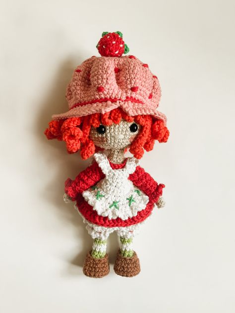 Whether you're an experienced artist or a beginner eager to craft your first doll, this video is your window into a world of wonder, where your crochet dolls become the stars of their own adventures. Strawberry Shortcake Crochet Hat, Strawberry Shortcake Crochet, Strawberry Shortcake Hat, Strawberry Shortcake Halloween Costume, Crochet Set Pattern, Cute Crochet Amigurumi, Crochet Doll Tutorial, Toys Ideas, Crochet Strawberry