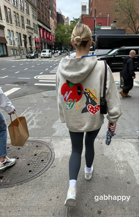 Nyc Hoodie Outfit, Madhappy Hoodie Outfit, Outfit Inspo Clean Girl, Girly Streetwear, Nyc Hoodie, Nyc Fits, Teenage Outfits, Wardrobe Goals, College Fits