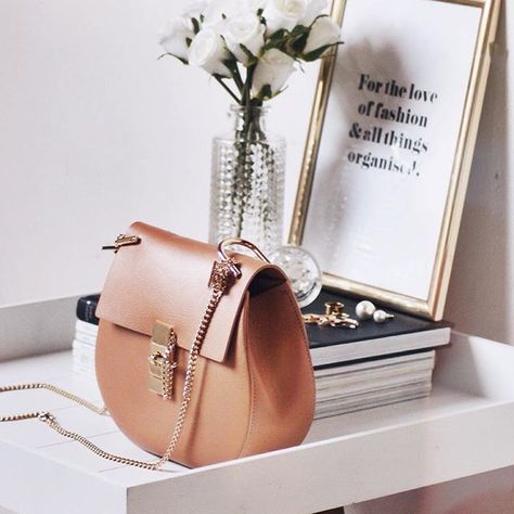 Handbag Photography, Chloe Drew Bag, Flatlay Ideas, Natasha Oakley, Luxury Wardrobe, Wardrobe Stylist, Pretty Little Thing, Foto Inspiration, Chloe Drew