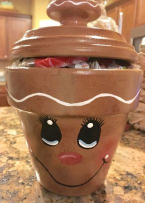 Julkransar Diy, Christmas Candy Jars, Terra Cotta Pot Crafts Diy, Clay Pot Projects, Flower Pot People, Gingerbread Crafts, Terra Cotta Pot Crafts, Christmas Pots, Painted Clay Pots