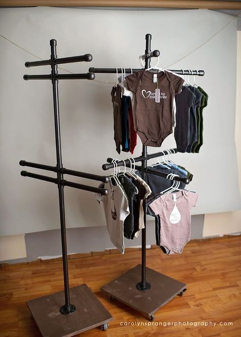 Diy Clothes Rack Pipe, Purses Diy, Butik Design, Vendor Fair, Vendor Booth Display, Diy Clothes Rack, Vendor Displays, Clothing Display, Hanging Items