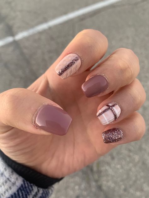 Dusty Rose Fall Nails, Pink November Nails, Mauve Nails With Accent, Neutral Bridesmaid Nails, Mauve Fall Nails, Late Winter Nails, Fall Sweater Nails, Artsy Nails, November Nail