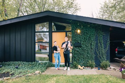 Wall Of Shelves, Mid Century Modern House Exterior, All Black Kitchen, Mid Century Cottage, Mid Century Modern Exterior, Mid Century Exterior, Mid Century Ranch, Mcm House, Midcentury Home