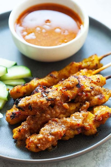 Delicious chicken satay or grilled chicken skewers marinated with spices and served with peanut sauce. Easy, authentic and the best chicken satay recipe! Asian Skewers, Chicken Satay Marinade, Satay Chicken Recipe, Charred Chicken, Satay Sauce Recipe, Satay Skewers, Peanut Satay Sauce, Sauce Satay, Chicken Satay Skewers