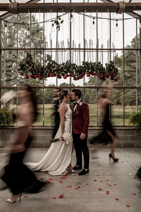 Bride and groom kissing with bridal party running past with a low shutter speed. Blurred out running photo, fun bridal party shot, wedding party photo ideas Silly Wedding Photos, Engagement Party Photo Ideas, Wedding Shot List, Bridal Parties Pictures, Foto Wedding, Wedding Gifts For Parents, Funny Wedding Photos, Warehouse Wedding, Wedding Picture Poses