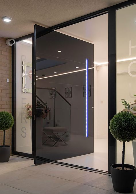 Glass Entry Door Modern, Glass Pivot Front Door, Pivot Doors Entry Modern, Modern Glass Front Door, Modern Pivot Door, Pivot Doors Entry, Pivot Glass Door, Pivot Door Design, Christmas Door Ideas