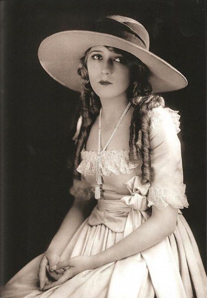 Mary Pickford =) Pictures Of Mary, Dorothy Lamour, Dorothy Dandridge, Hollywood Vintage, Mary Pickford, Pretty Hats, Carmen Miranda, Liza Minnelli, Louise Brooks