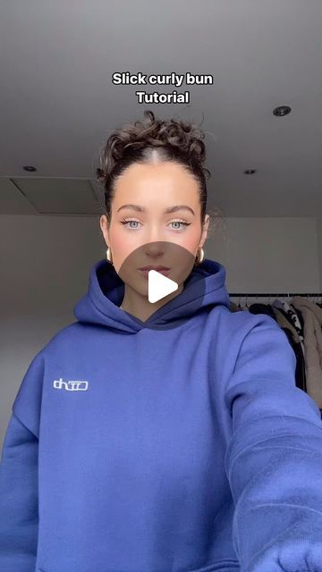 Hoodie Hairstyles Women, Hairstyle For Hoodie, Hairstyles For Hoodies, Hoodie Hairstyles, Hairstyles Elegant, Curly Bun, Fall Chic, Bun Tutorial, Hair For Women